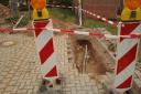 Die andere Seite mit Kabeln und Gasleitung