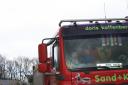 Jonas und Andrea im feuerroten Truck