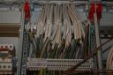 Viele Kabel enden hier