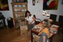 Sandra und Andrea beim Einpacken